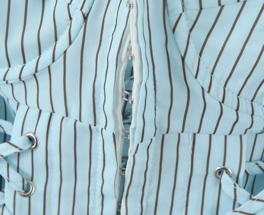 Avauntgardo - Gestreepte crop top met haak-en-oog vetersluiting