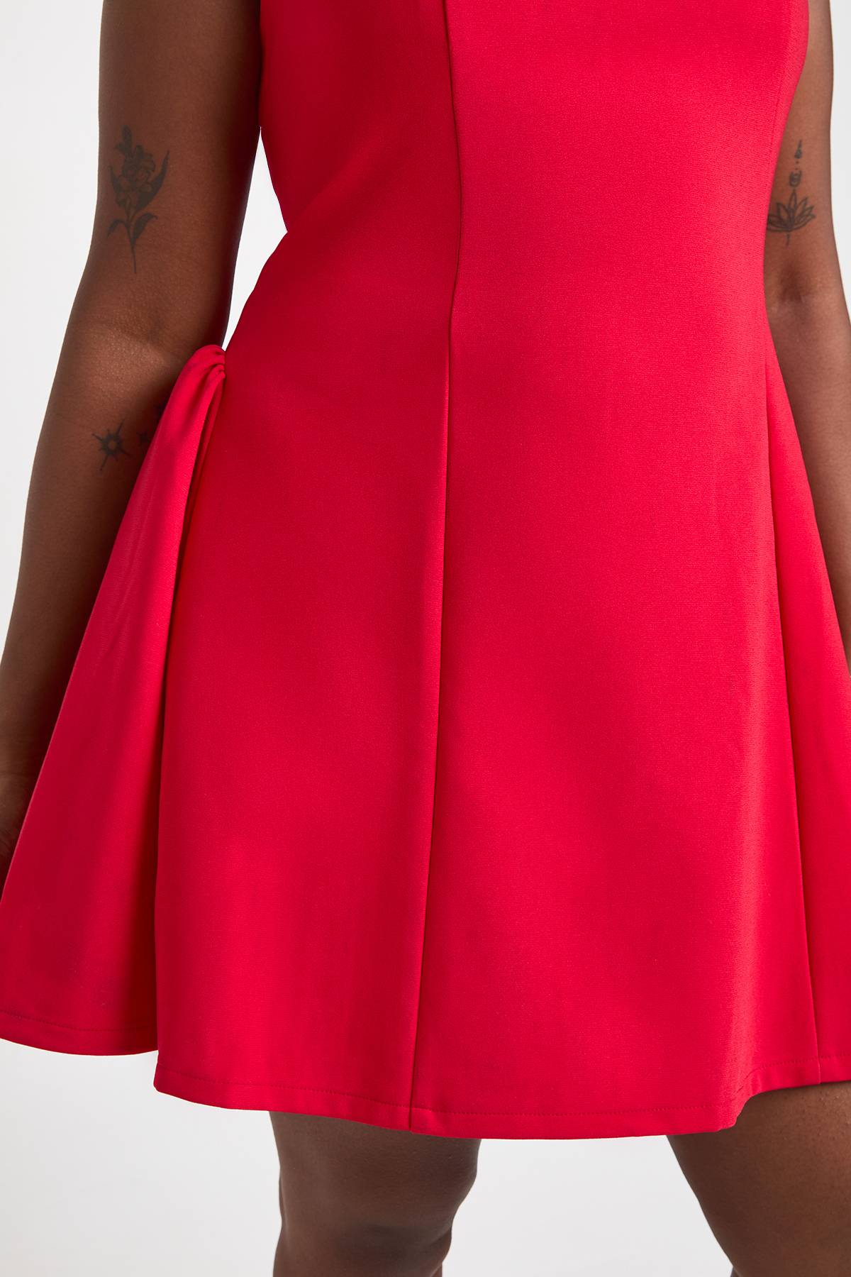 boohoo Robe Mini Grande Taille À Encolure Carrée Et Jupe Évasée