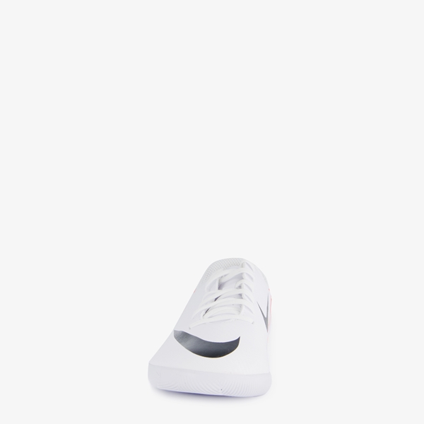 De Nike Vapor 15 Club kinder zaalschoenen wit