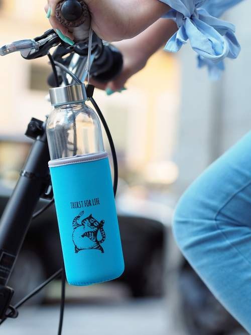 Frasco de vidro Caudania Thirst for Life, com revestimento azul.