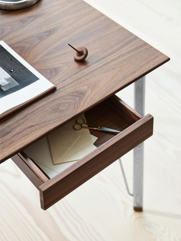 Fritz Hansen FH3605 bureau gepoedercoat onderstel zwart essen