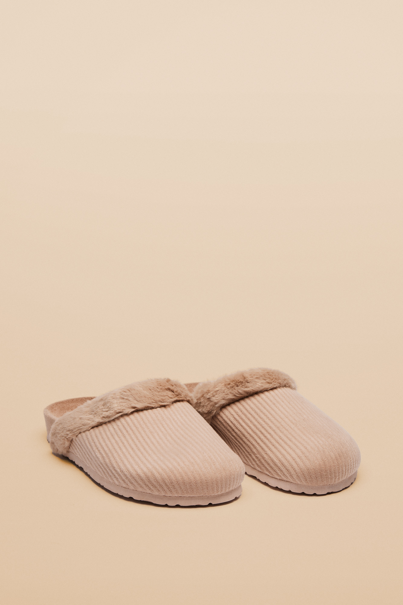 pantufas de veludo cotelê marrom