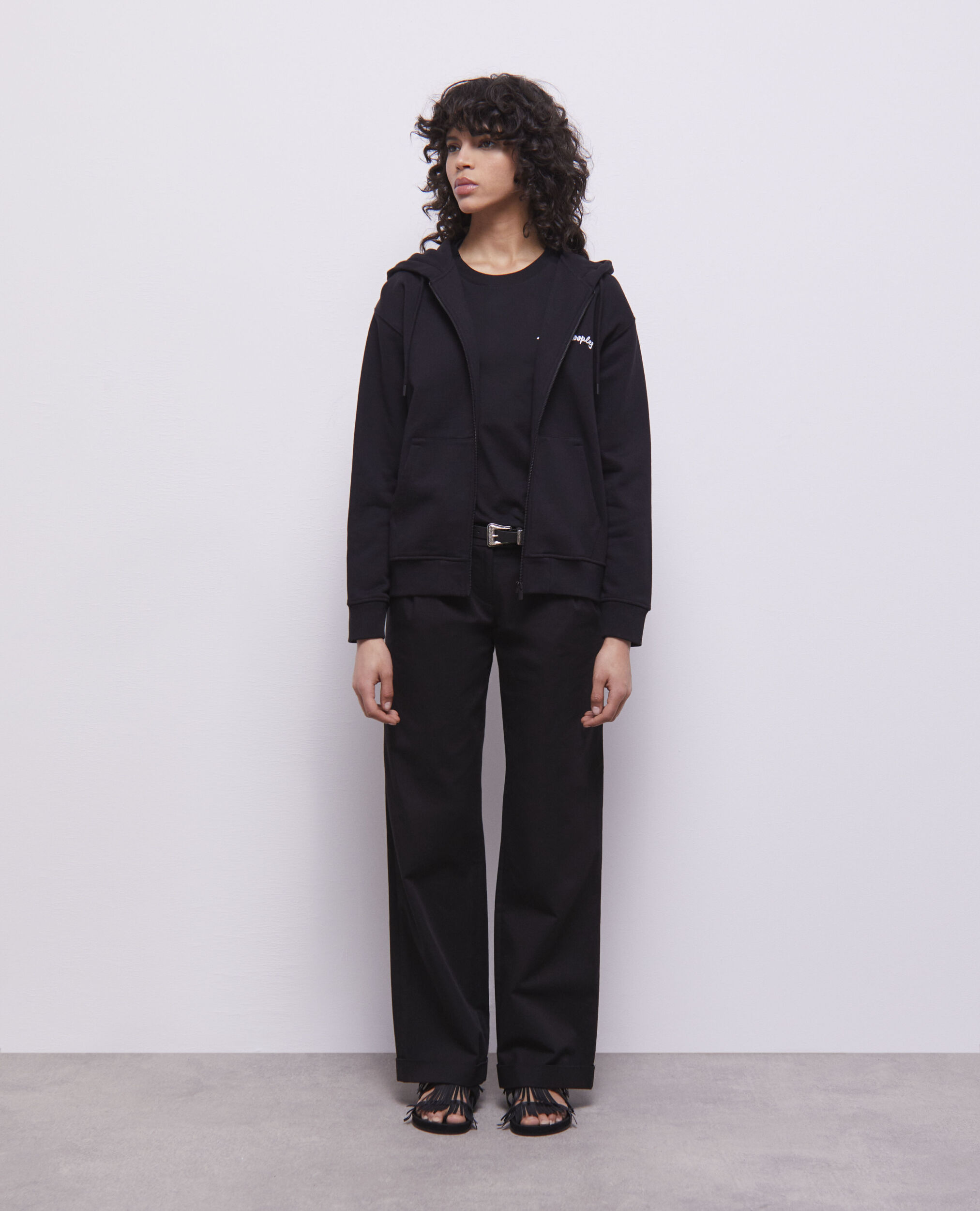 Sweatshirt à capuche noir zippé avec broderies
