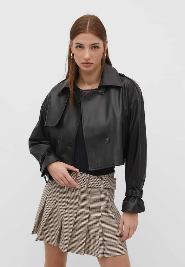 Trench coat curto de couro sintético