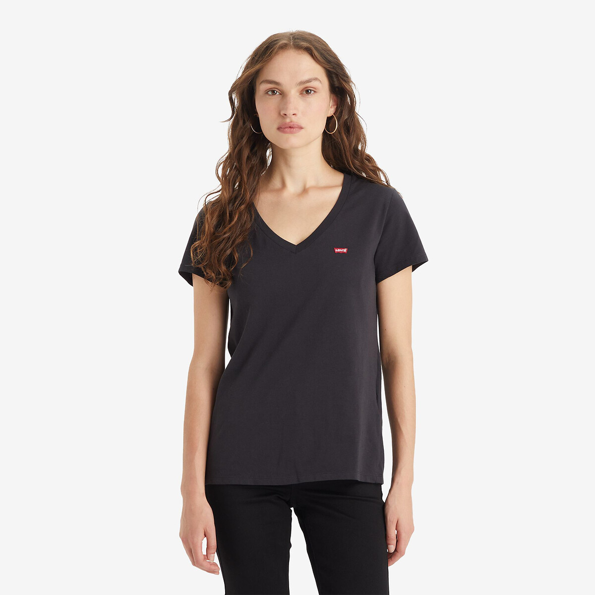 Camiseta Levi's de manga curta, gola V, com logo na frente.