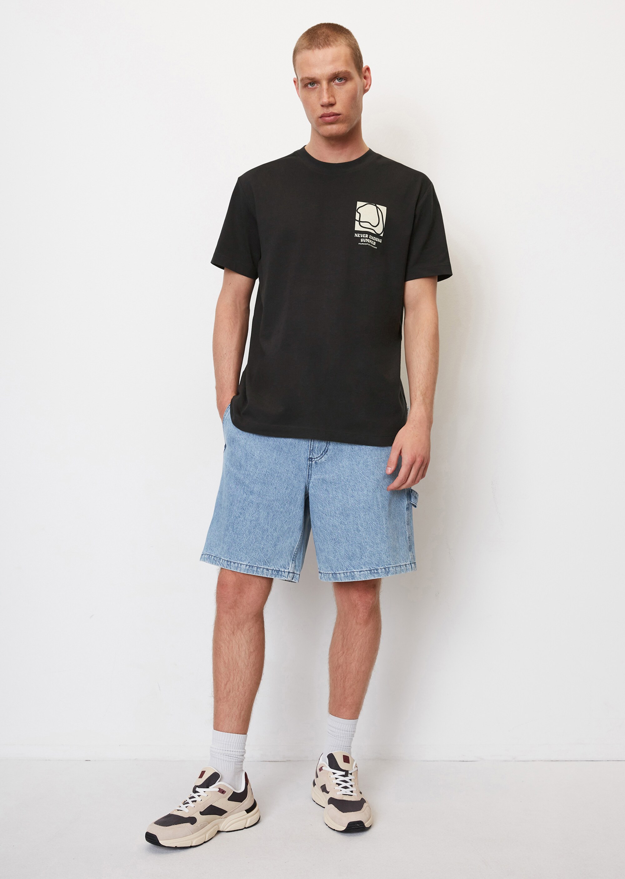 T-Shirt relaxed je nach Farbe mit markantem Rückenprint