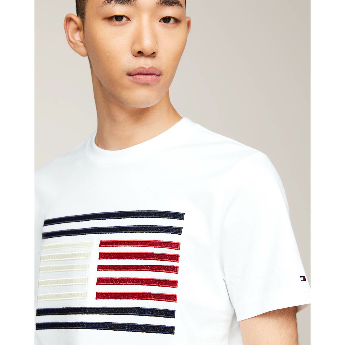 Camiseta TOMMY HILFIGER com gola redonda e logotipo.