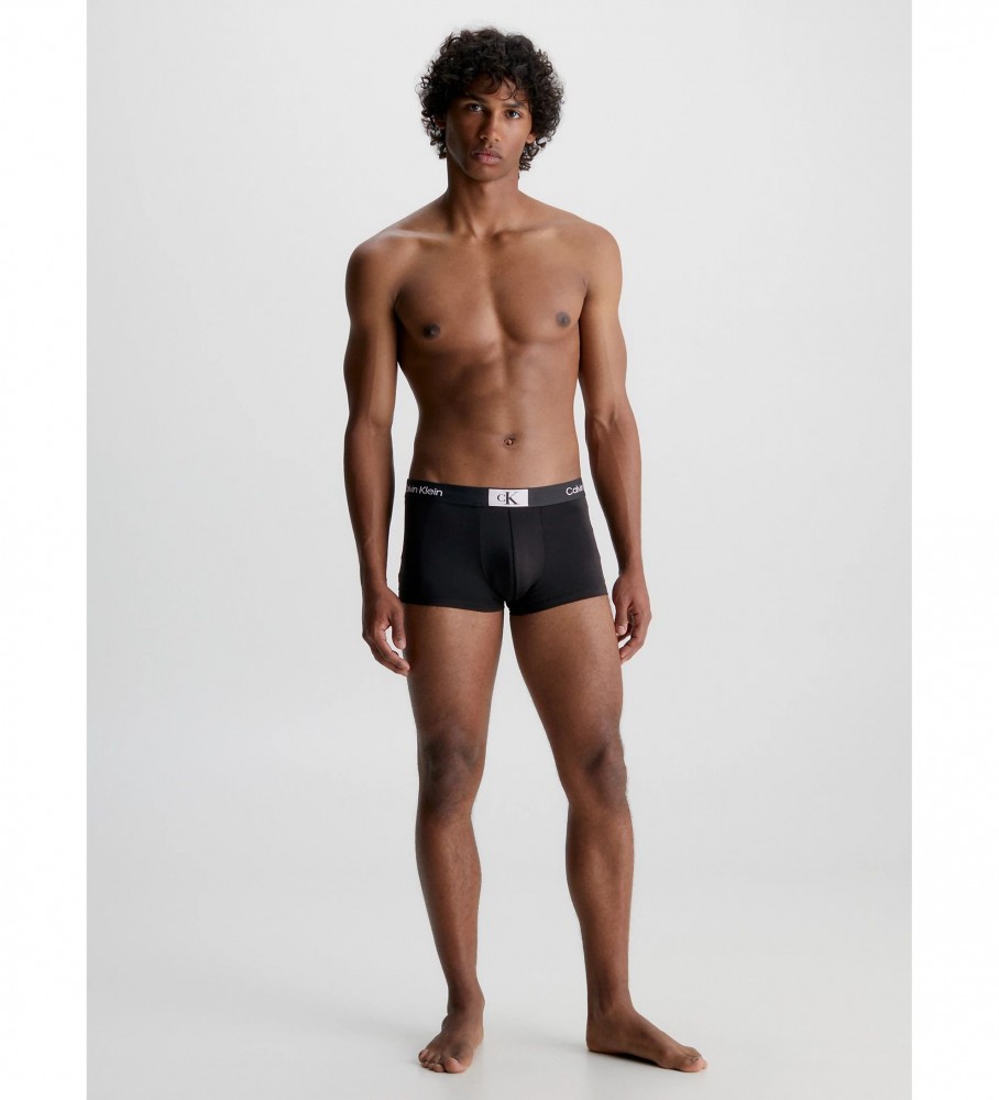 Conjunto com 3 cuecas boxer Calvin Klein de cintura baixa, nas cores preta, cinza e branca.