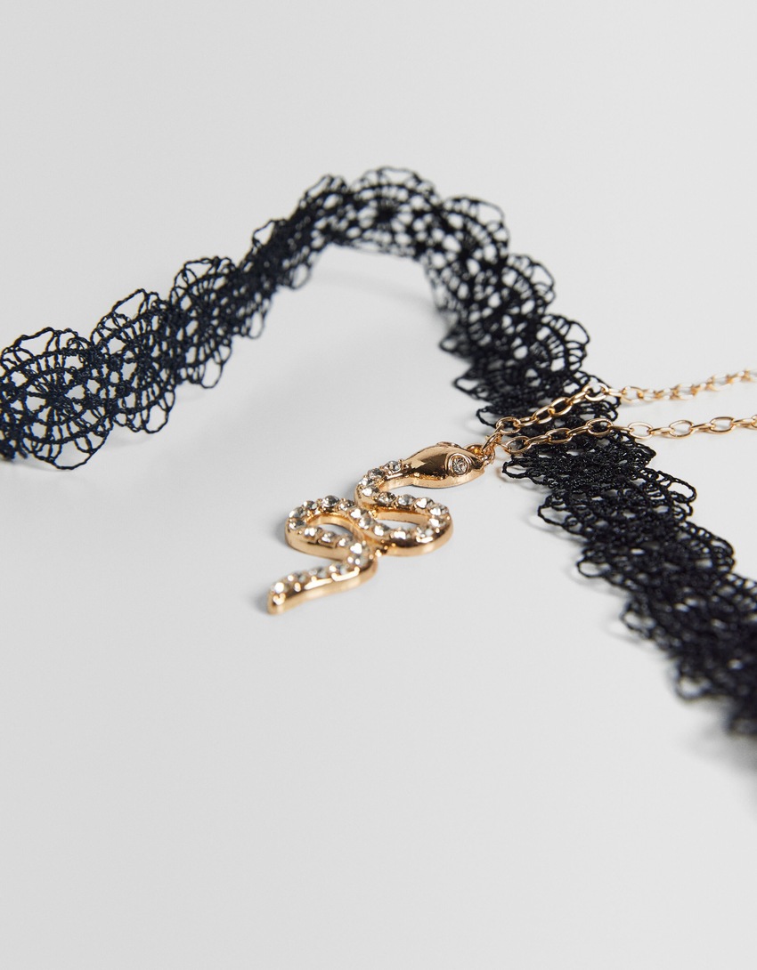 Conjunto de 2 colares de veludo com cobras de strass.