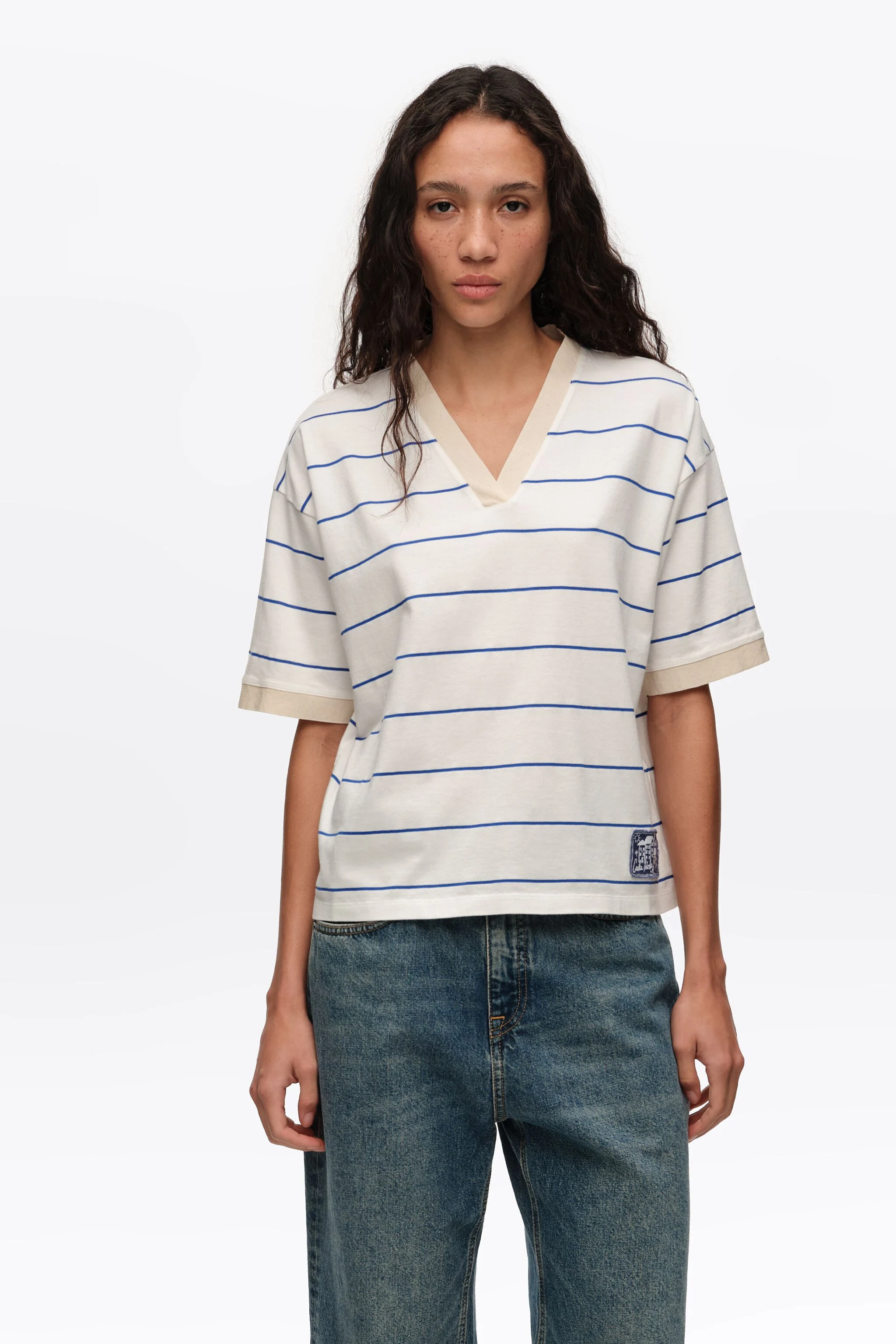 Camiseta branca listrada de algodão com alças finas