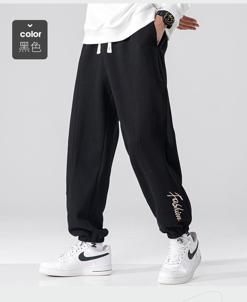 Dandyluxe - Cropped harem-joggingbroek met trekkoord en geborduurde letters