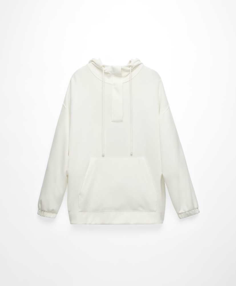 Moletom oversized em modal com toque macio e zíper.