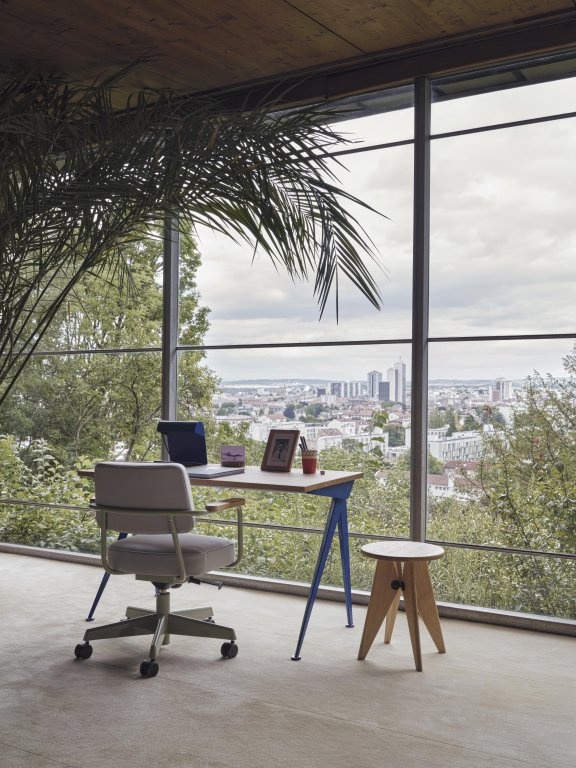 Vitra Compas Direction bureau 125x60 geolied eiken, diepzwart