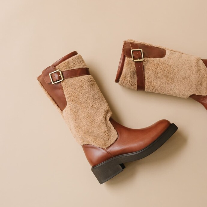 Bottes à talons et boucles latérales  en cuir et fourrure cognac