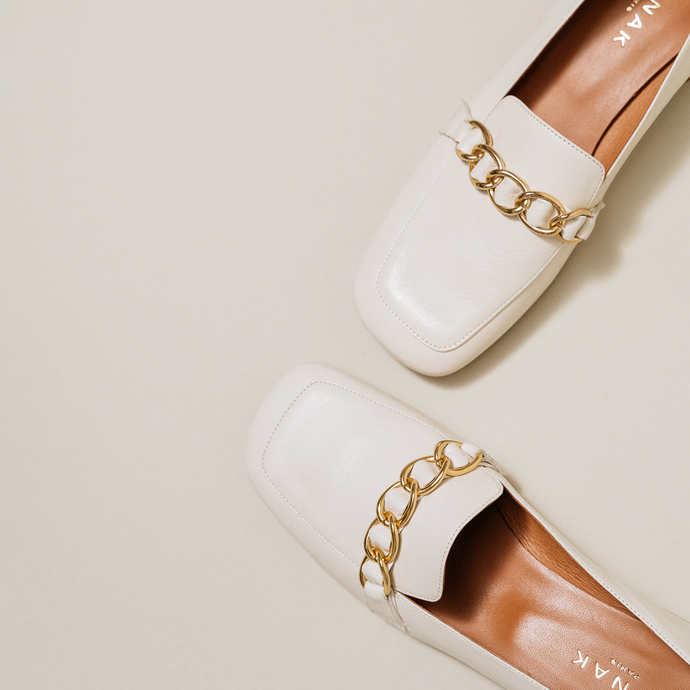 Mocassins à bouts carrés et détails dorés  en cuir vieilli écru