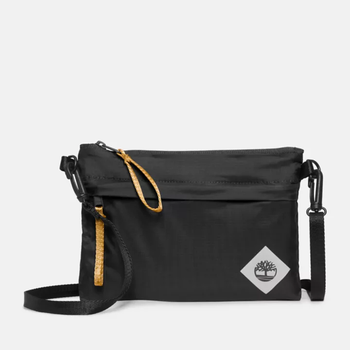Bolsa transversal de viagem leve e unissex na cor preta.
