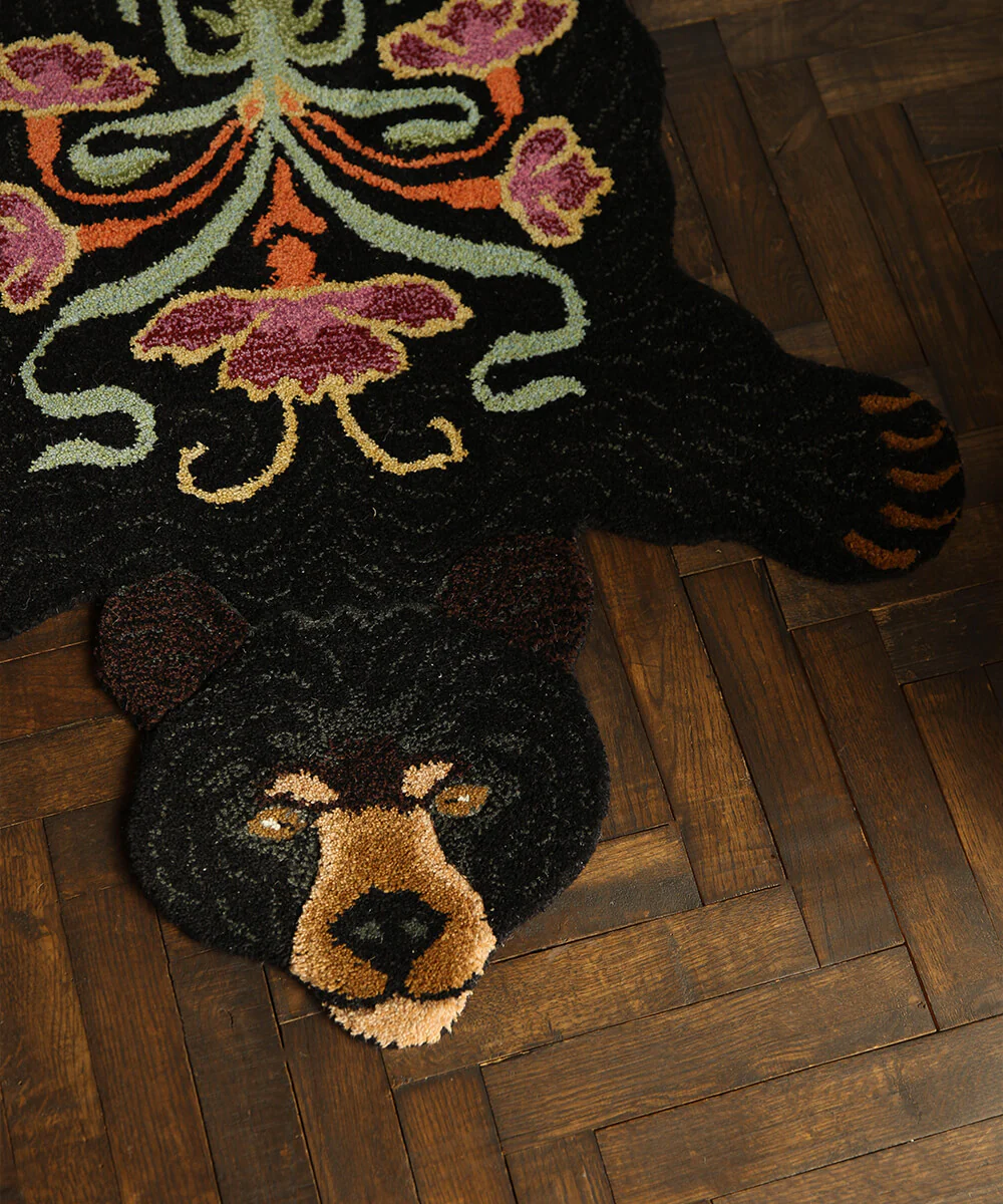 Doing Goods  Blooming Bear gulvtæppe, Large - Black