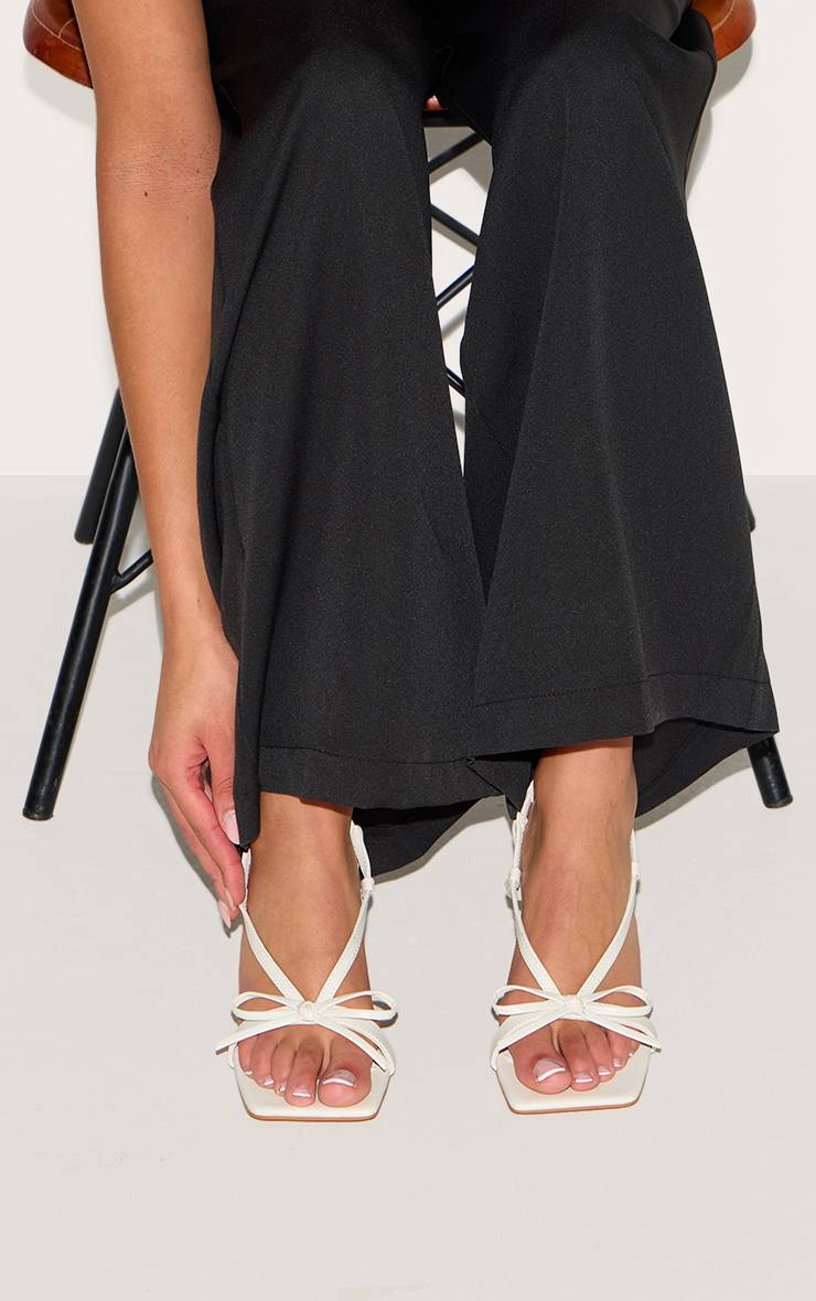 Crème Sandales À Talons Mi-hauts En Synthétiquecuir À Bout Carré Avec Nœud Et Bride Arrière