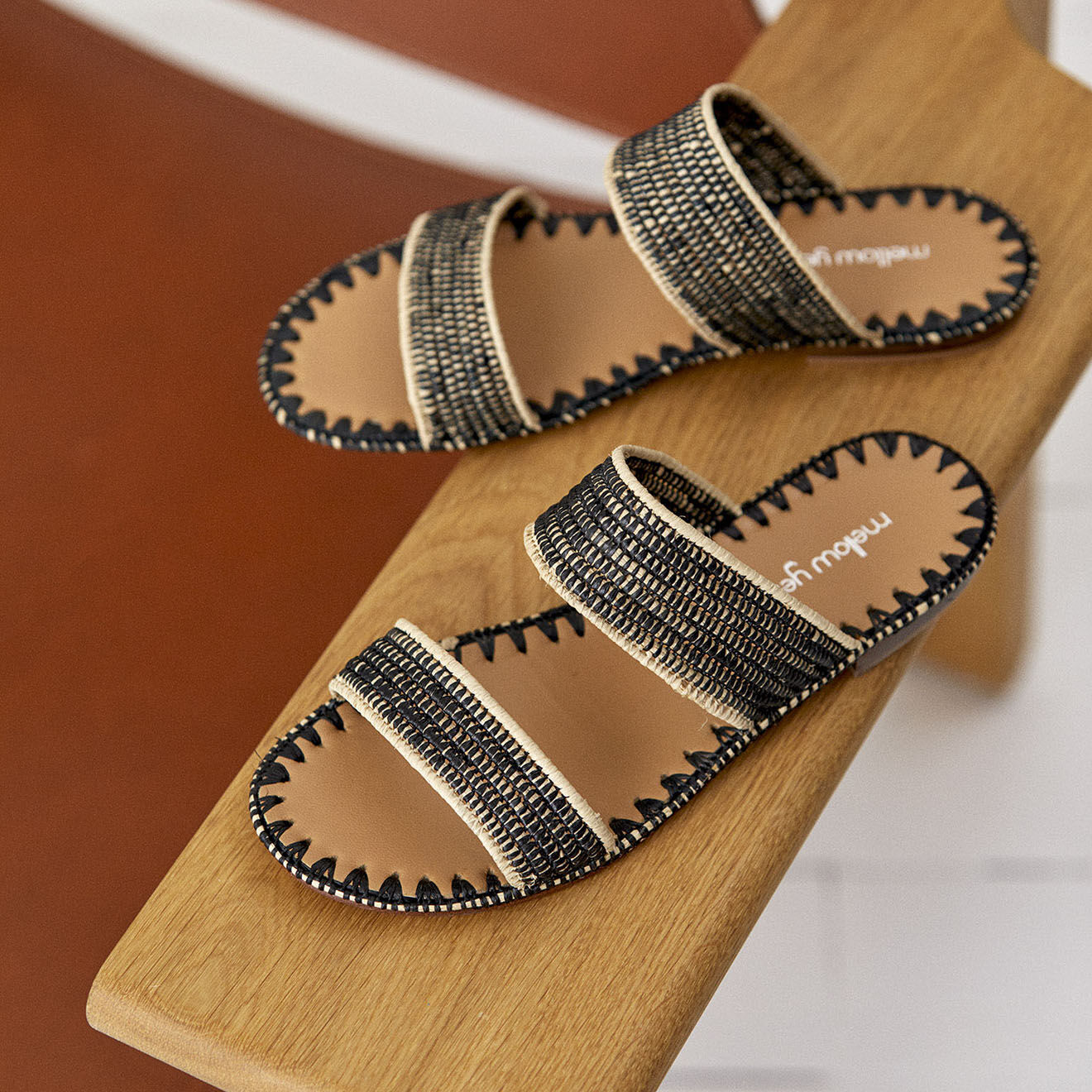 Mellow Yellow Mules en Raphia Joan noires