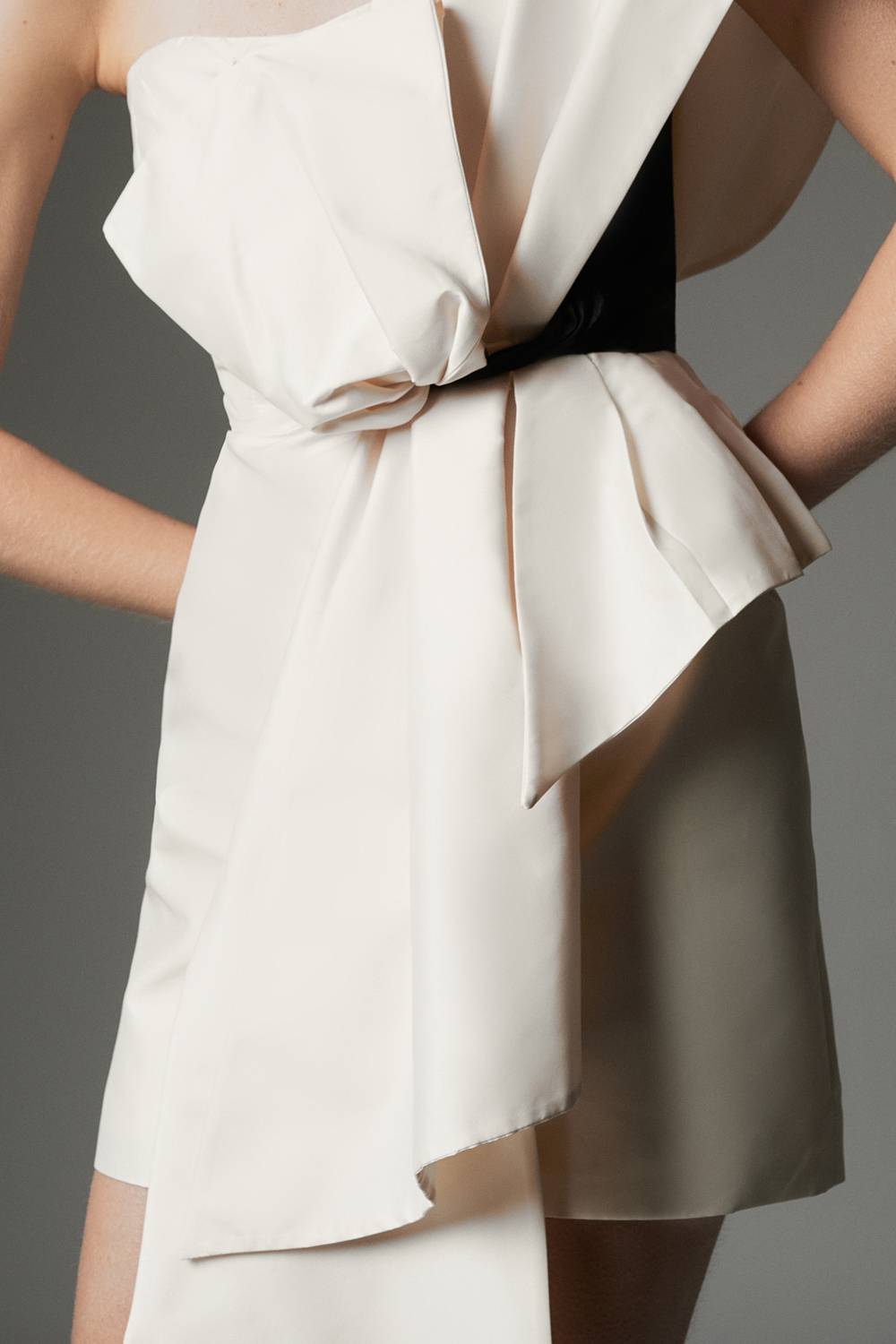 KarenMillen Collection Archive - Petite robe mini en taffetas ornée d'un détail de noeud tissé