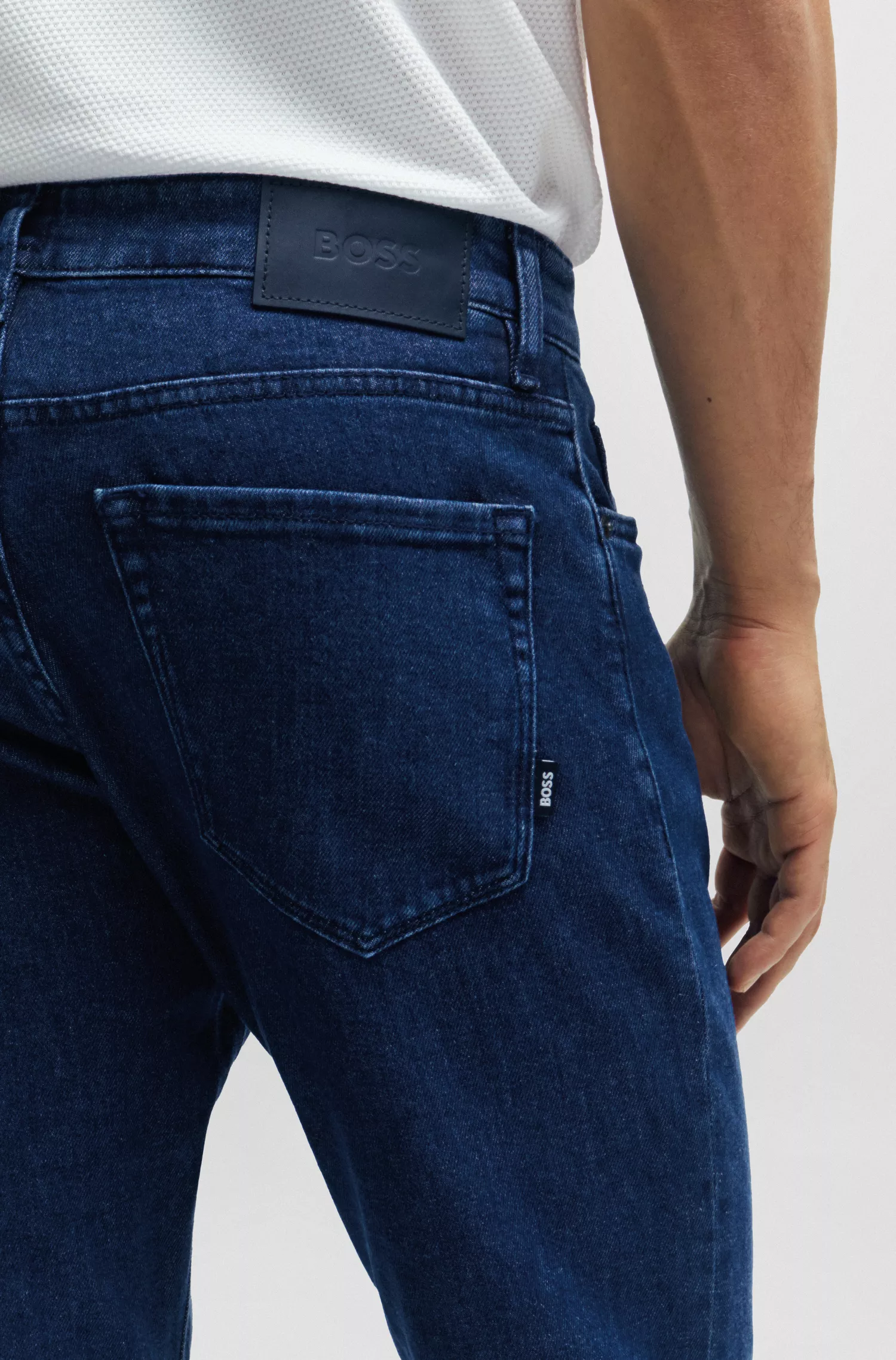 Calça jeans BOSS preta, corte regular, em denim azul confortável e elástico.