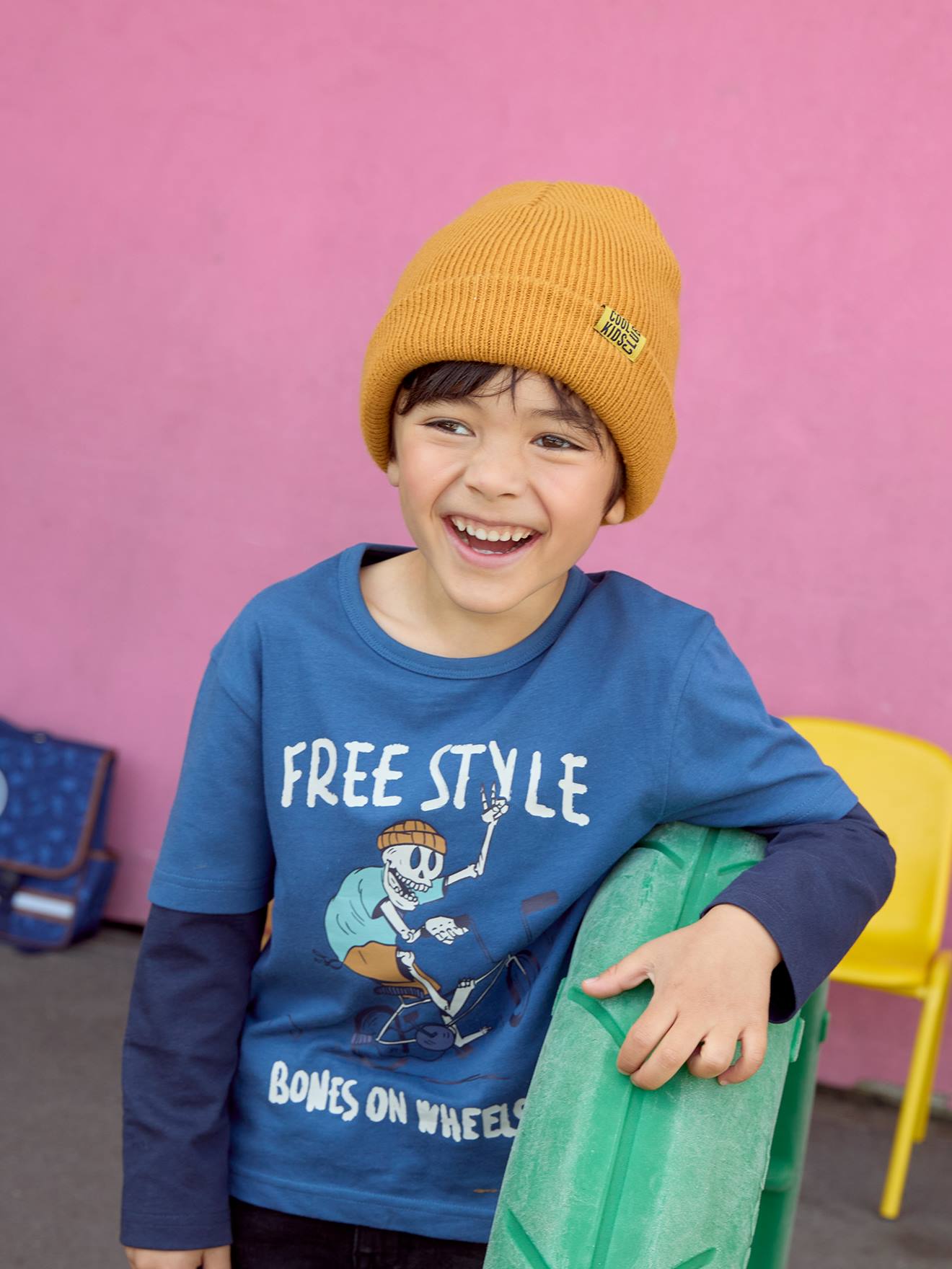 Camiseta 2 em 1, lisa, azul-escura, com estampas de menino.