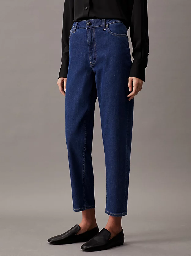 Calça jeans de cintura alta e corte afunilado