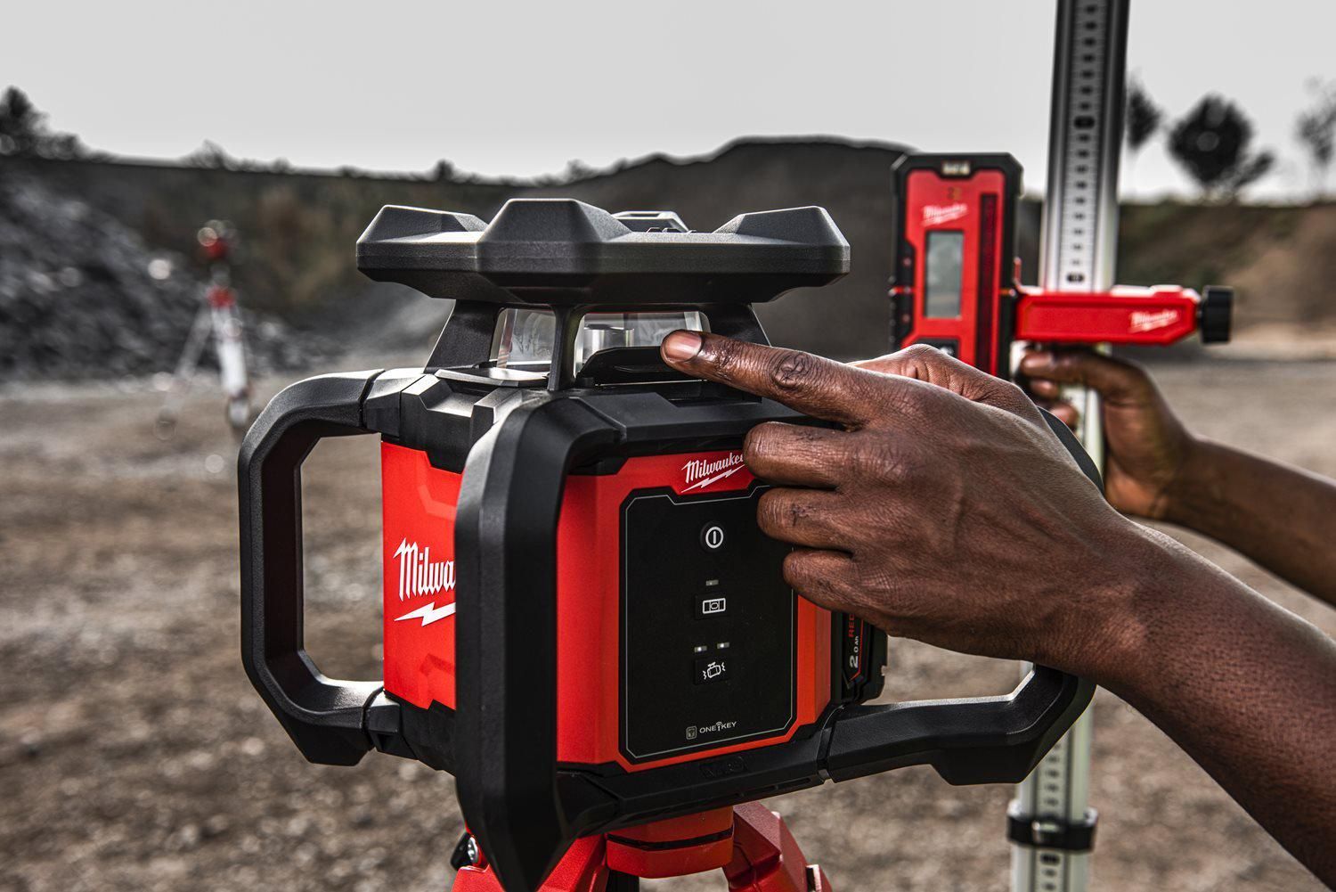 Milwaukee M18 RLOH600-201C ONE-KEY™ Accu rotatielaser Rood   Laserontvanger RD600 - 4933493191