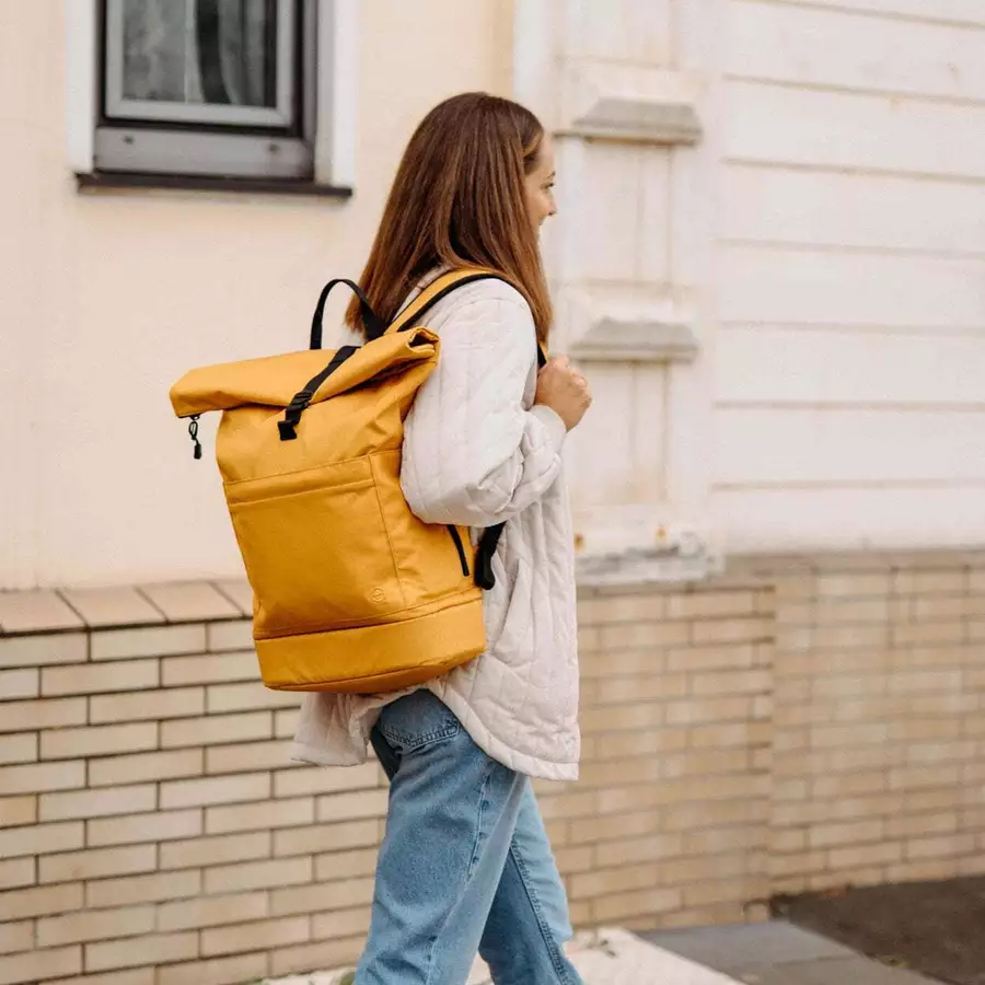 Anna und Oskar Fairer Wickelrucksack Hugo Senfgelb