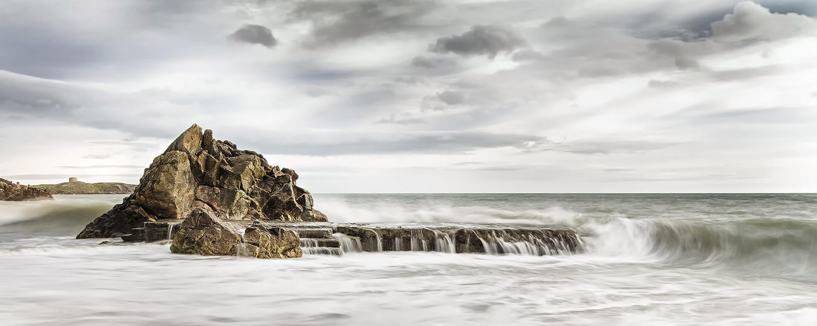 Leinwandbild FELSEN AM MEER - grau - 100x40 cm