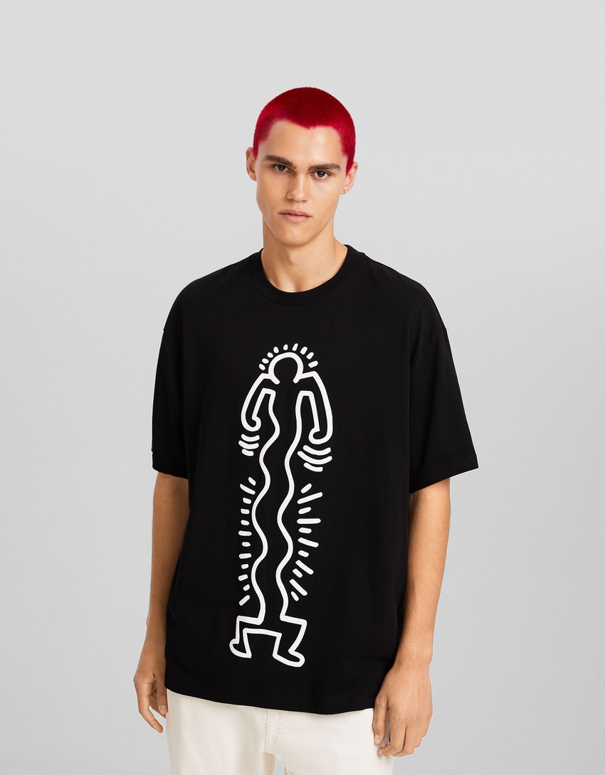 Camiseta de manga curta com estampa Keith Haring e modelagem quadrada.