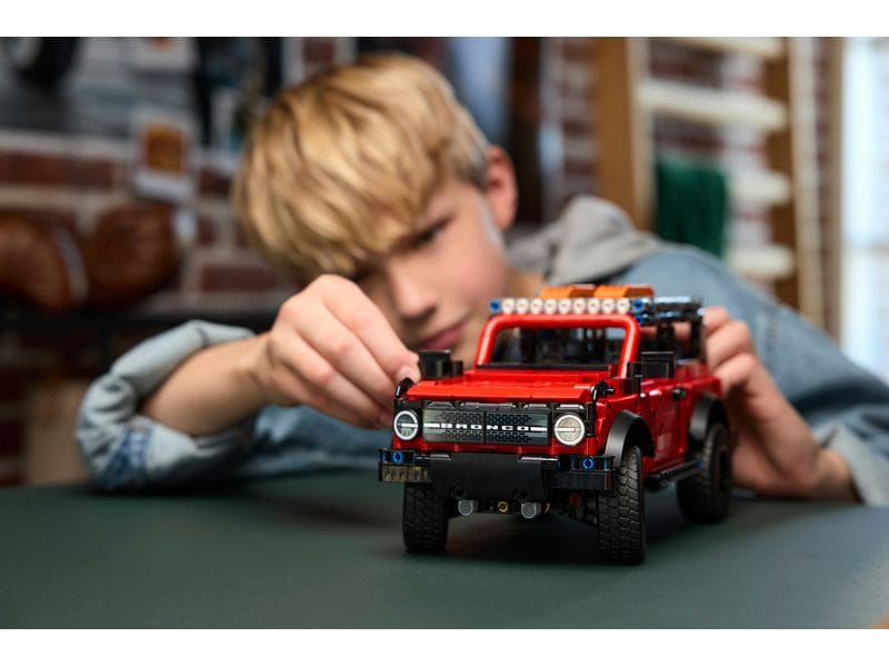 LEGO® Technic Ford Bronco Offroader 42213 Bauset mit einem Modell des Ford Bronco