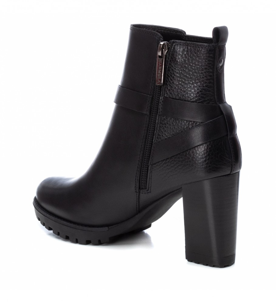 Botas de cano curto Carmela em couro preto, modelo 160056 - Altura do salto: 8 cm -
