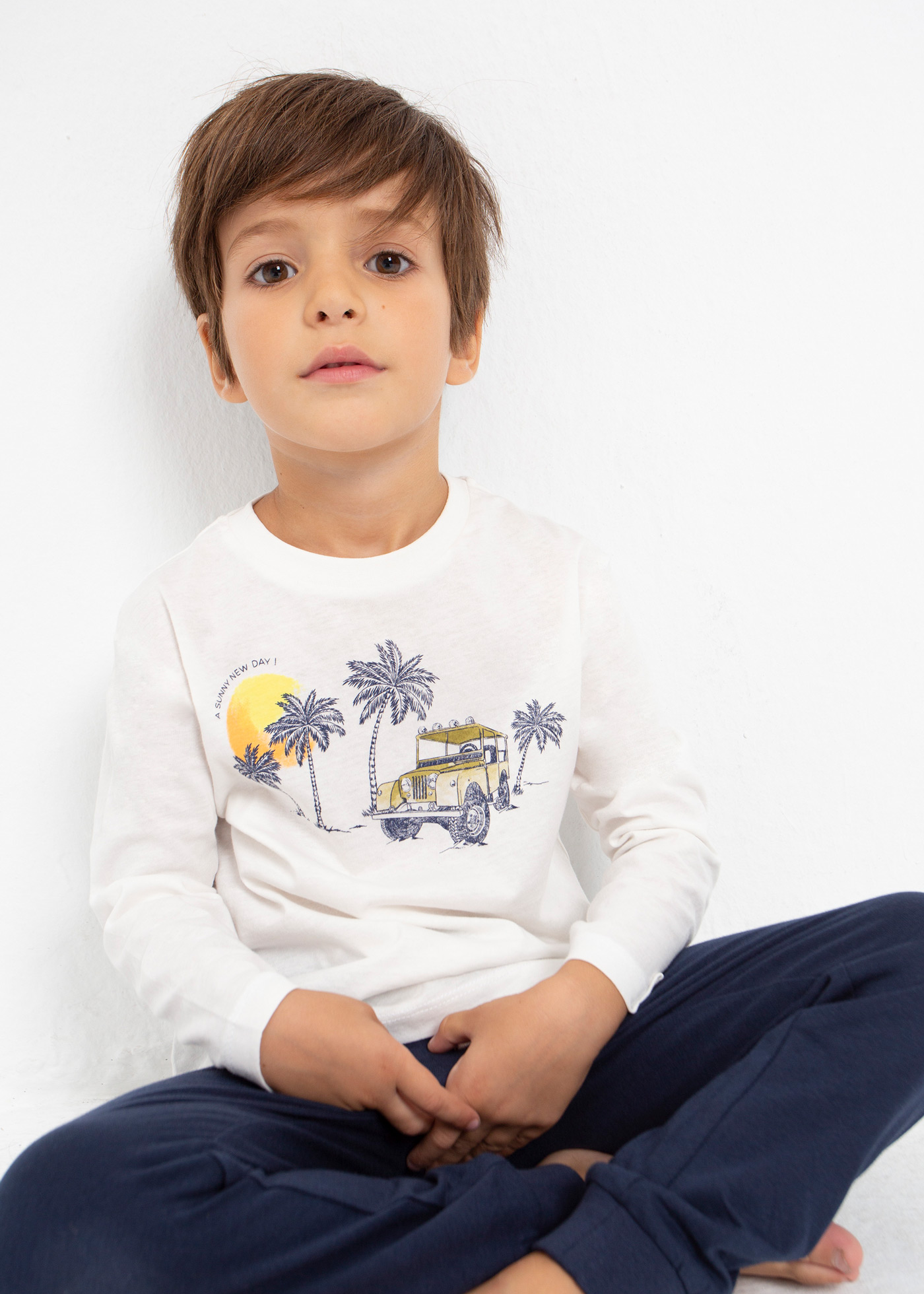 Pijama estampado feito com algodão sustentável para meninos