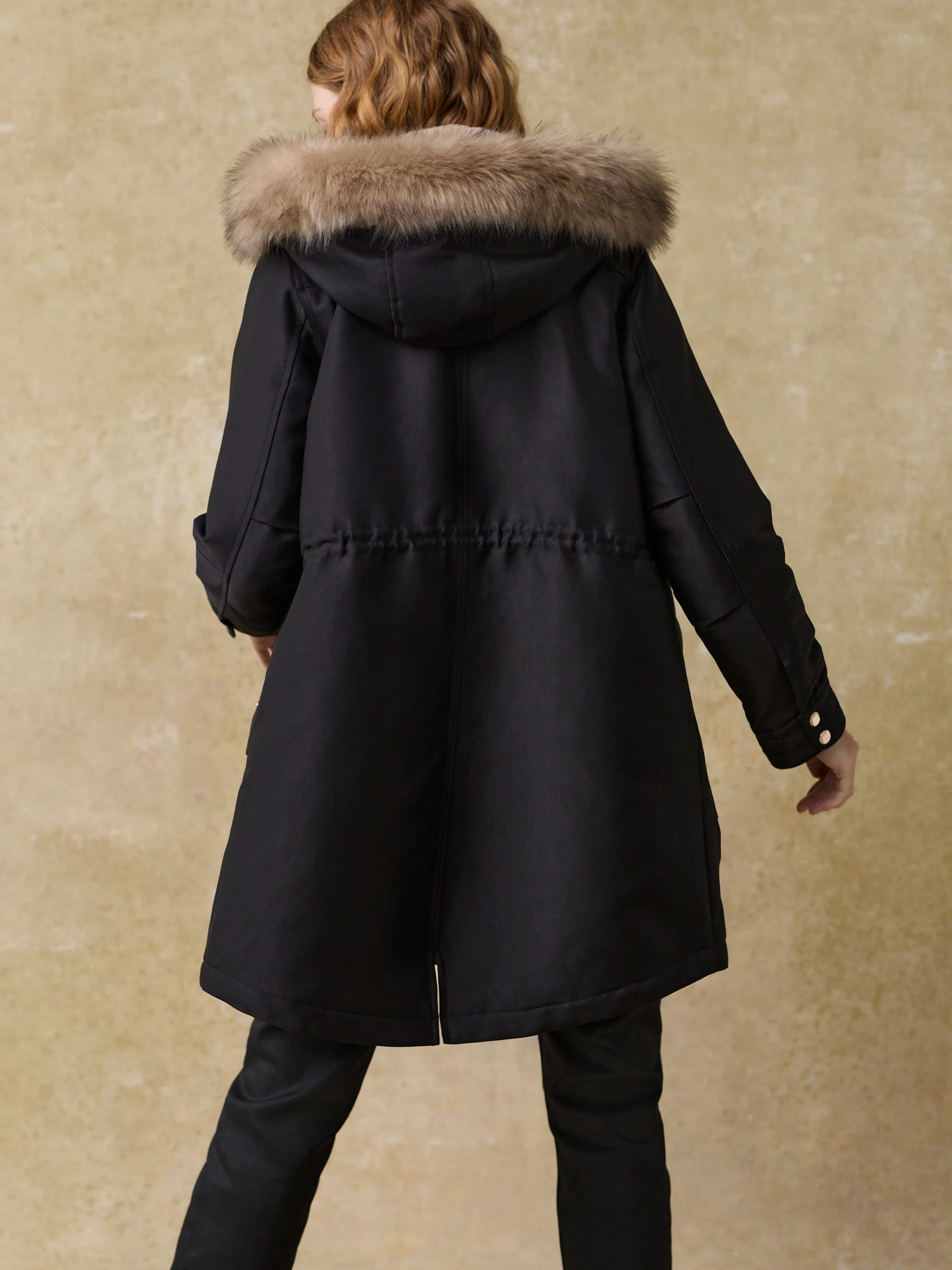 Zwart - Parka met capuchon en imitatiebontkraag