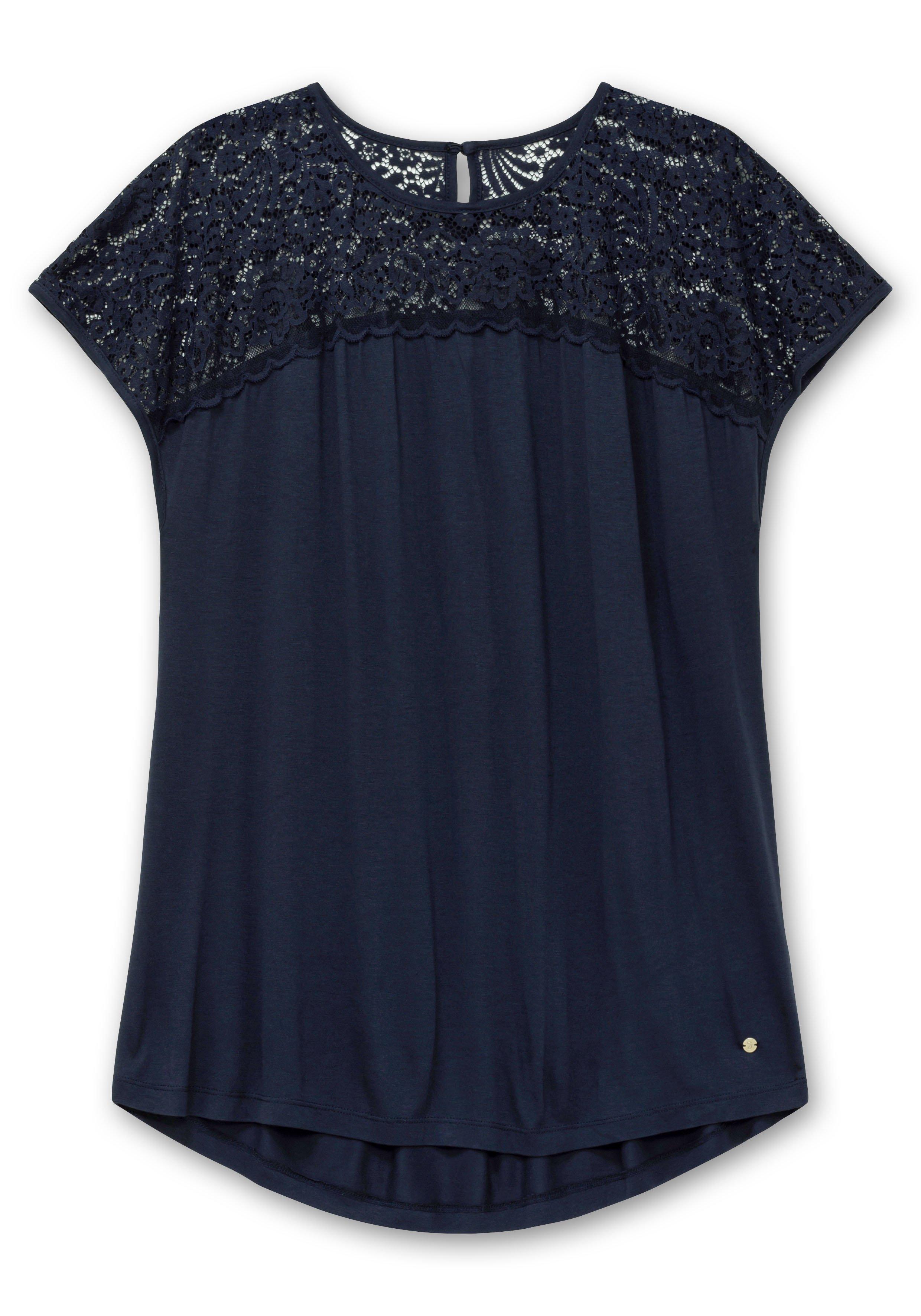 Shirt mit Spitzenpasse an der Schulterpartie