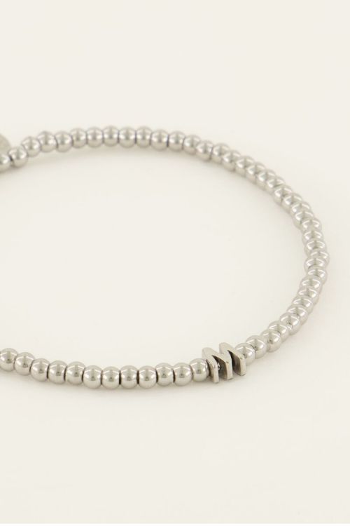 Elastische armband van bolletjes met initial