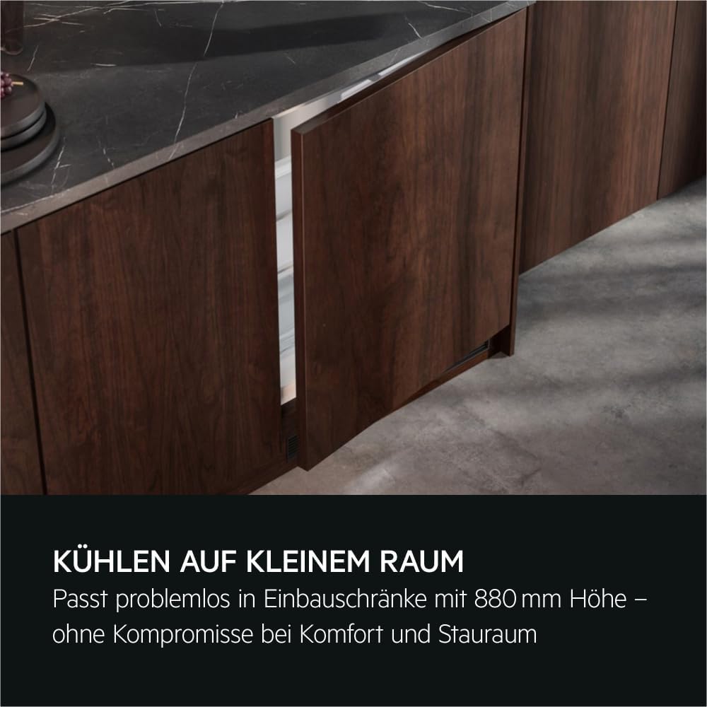 AEG Einbau-Kühlschrank 88cm mit 4-Sterne-Gefrierfach, Serie 5000 OptiSpace: 1x vielfach verstellbare & 1x teilbare Glasablage, großer Kühl- (104L) & Gefrierraum (14L), LCD-Display, Festtür, TSF5O88WDF