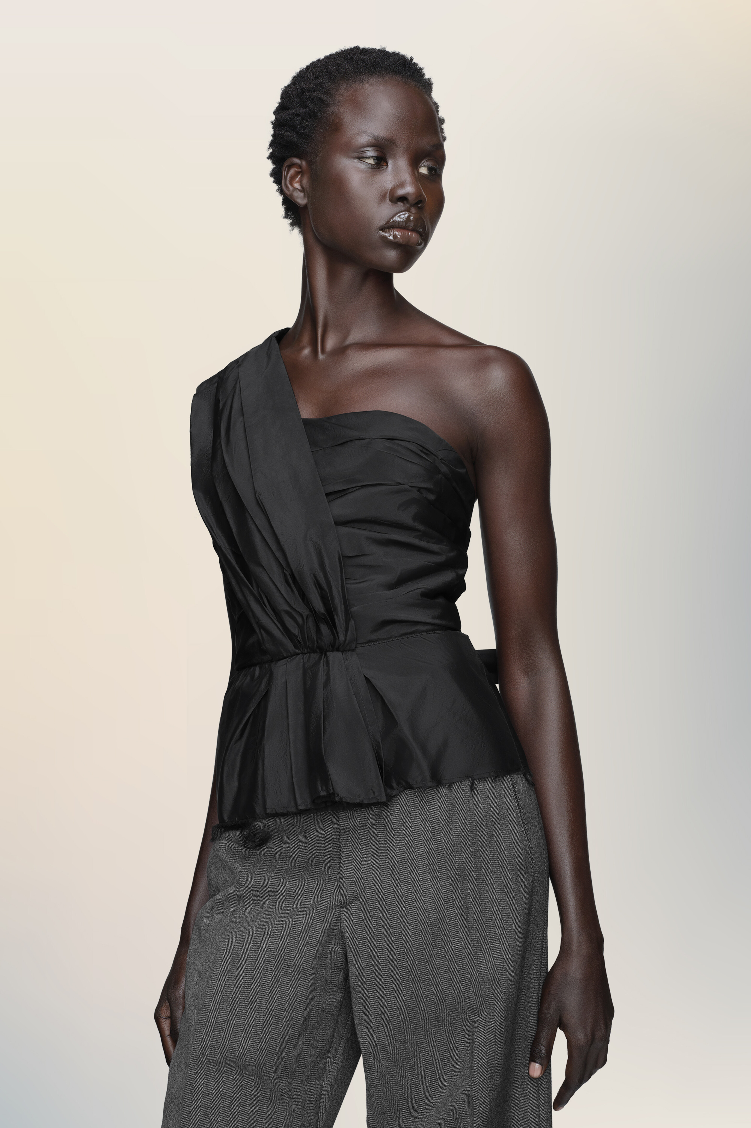 Haut drapé asymétrique noir pour femme