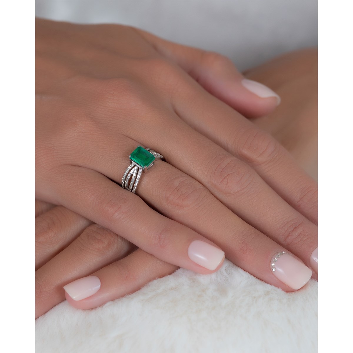 Bague Or Blanc 585 avec Emeraude et Diamants - 2.97grs | Aden Boutique