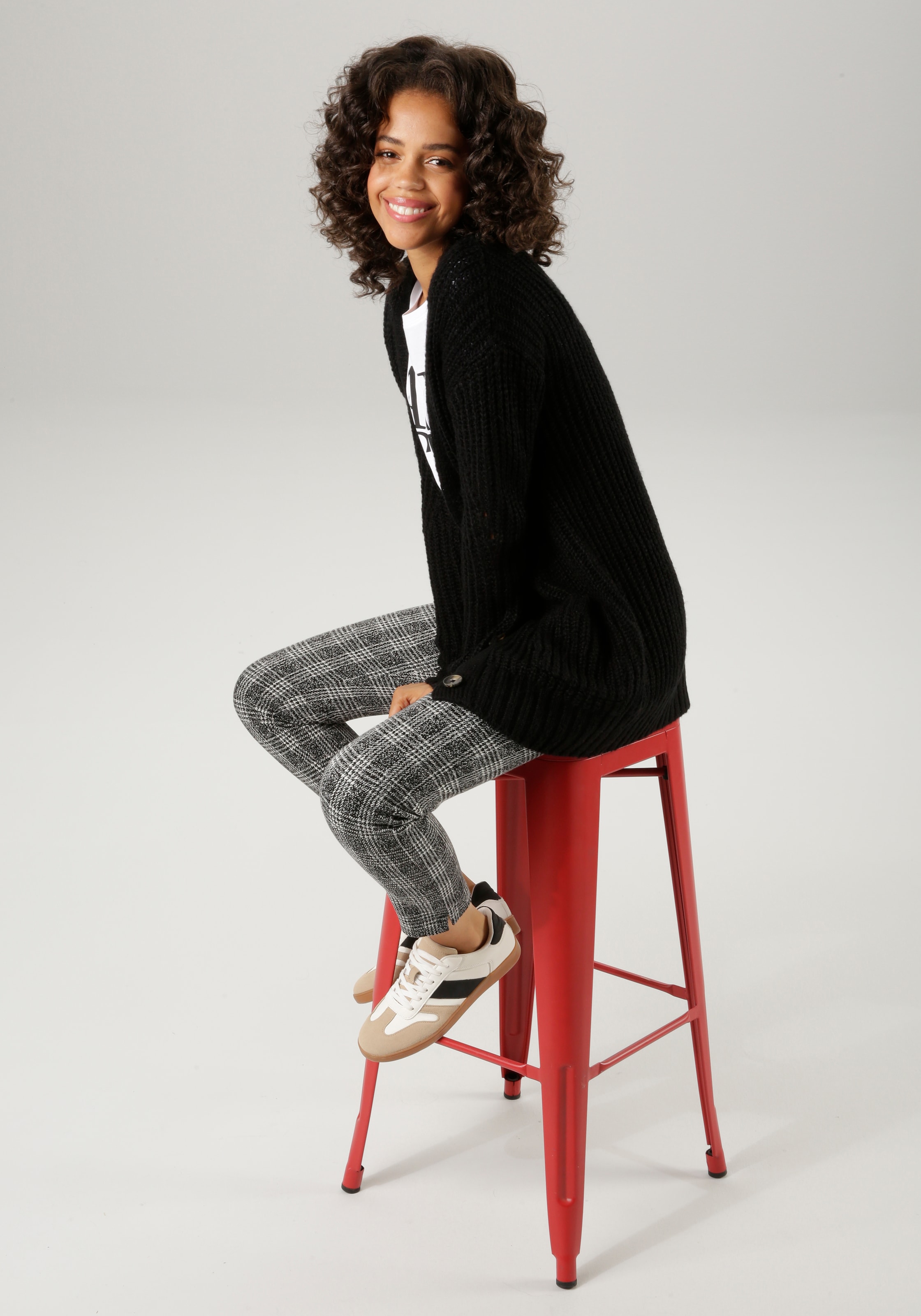 Aniston CASUAL Strickjacke , mit kunstvollem Strickmuster