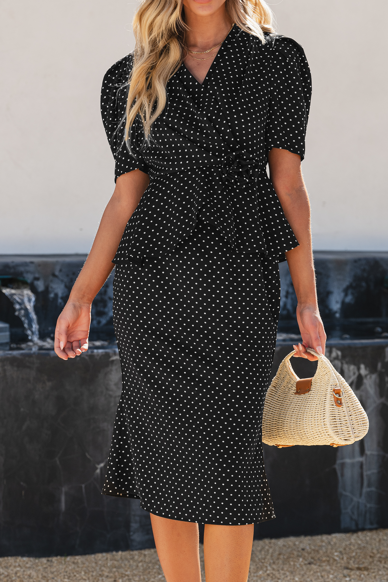 Blouse à péplum et pois et jupe midi noires