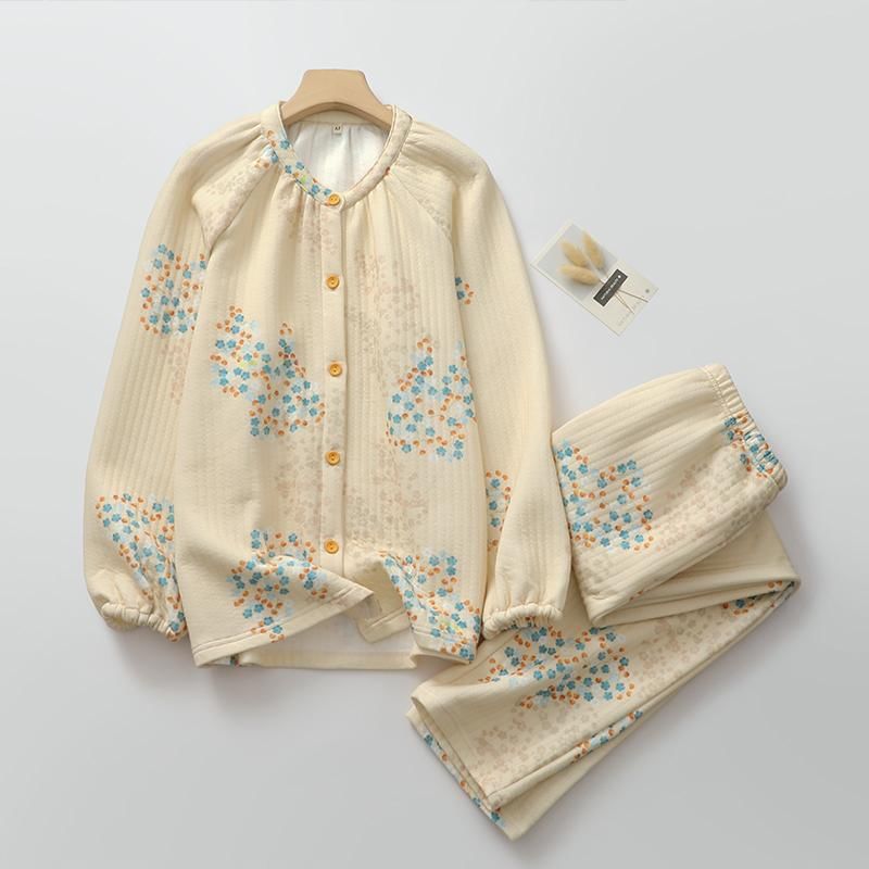 Finlies - Pyjamaset: Top met lange mouwen en bloemenprint + broek