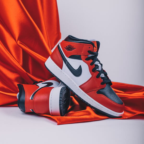 Air Jordan 1 Mid Chicago Black Toe - 48h Delivery