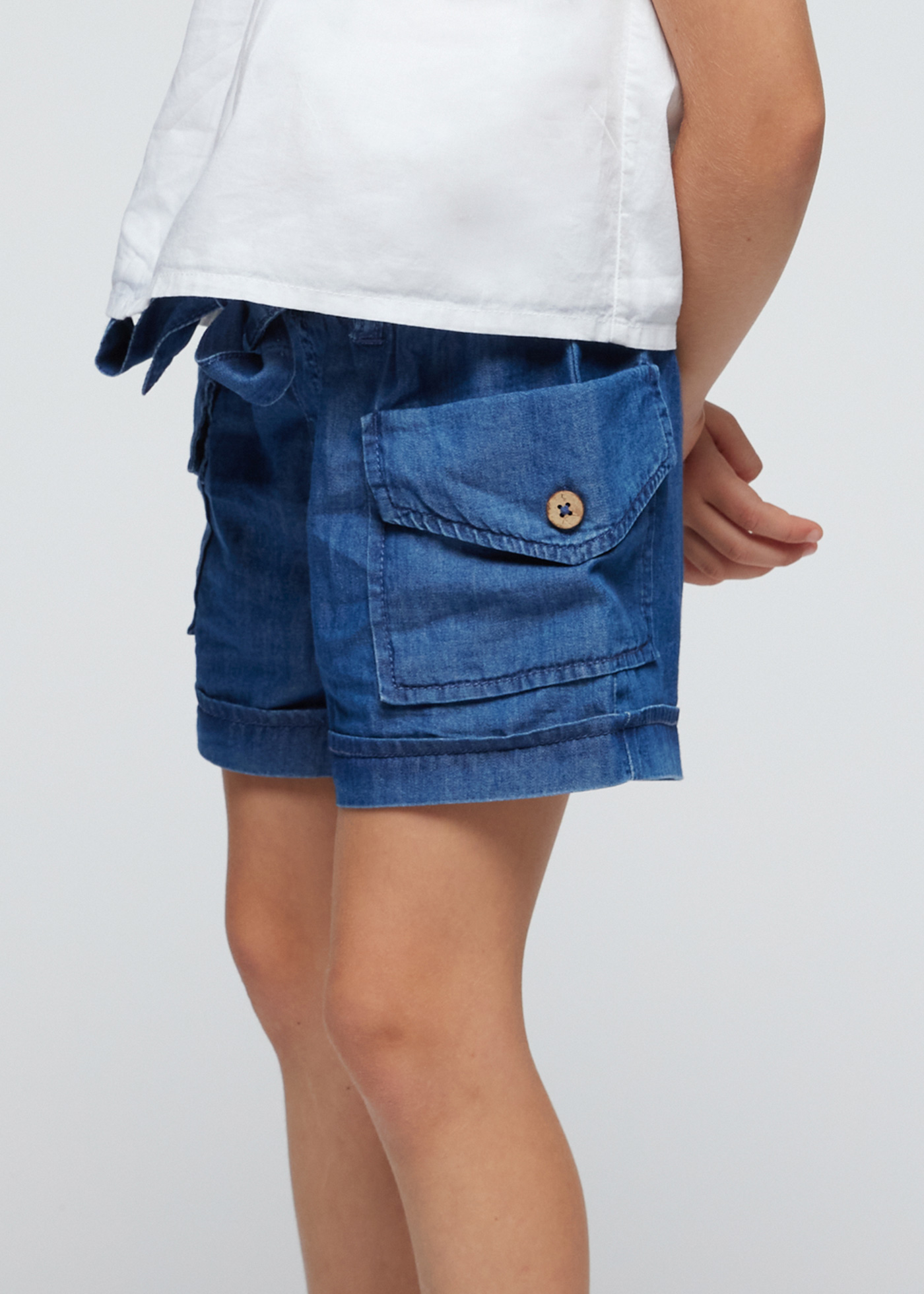 Calções para menina com bolsos, em ganga escura.
