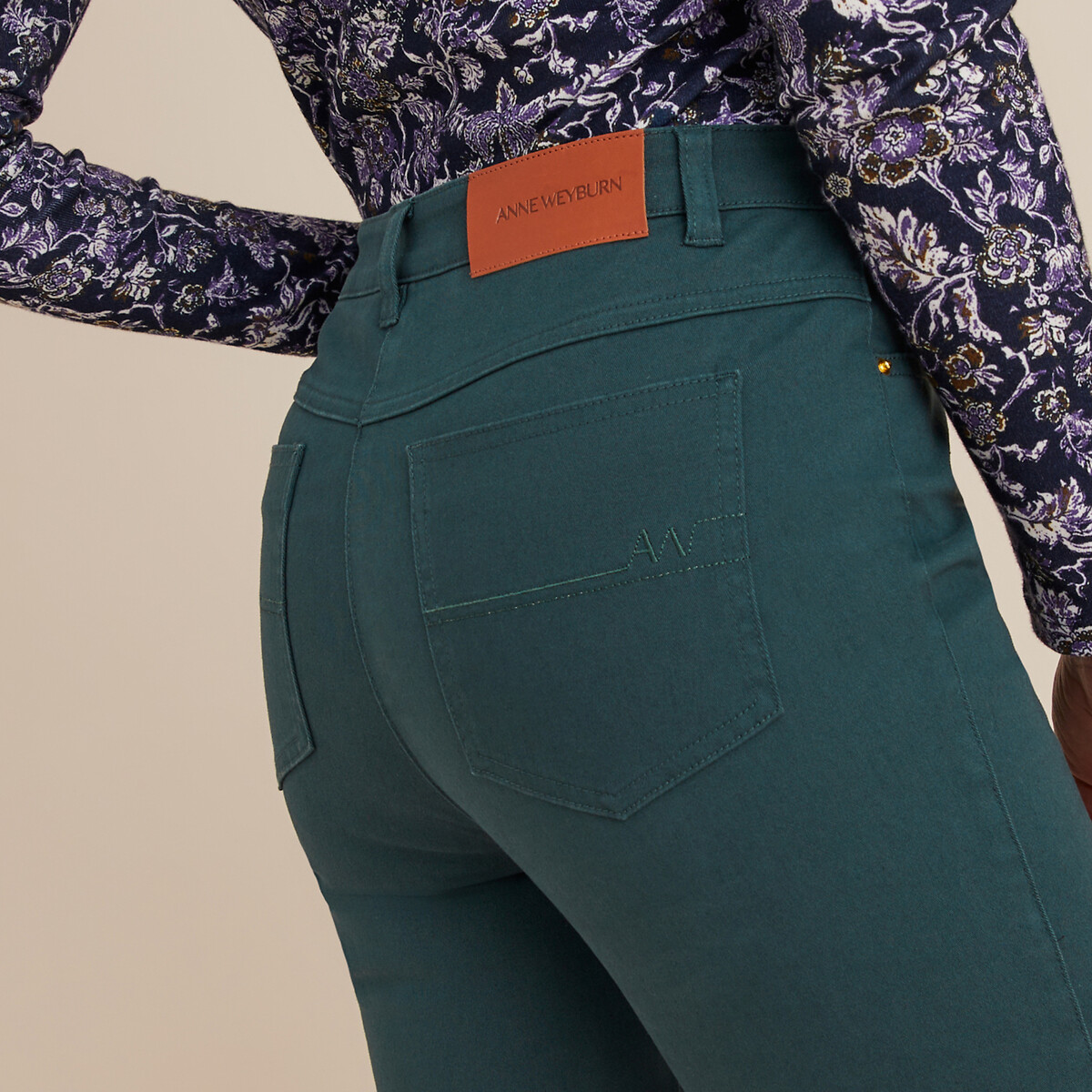 ANNE WEYBURN<br>Broek direito de 5 bolsos, em katoen elástico