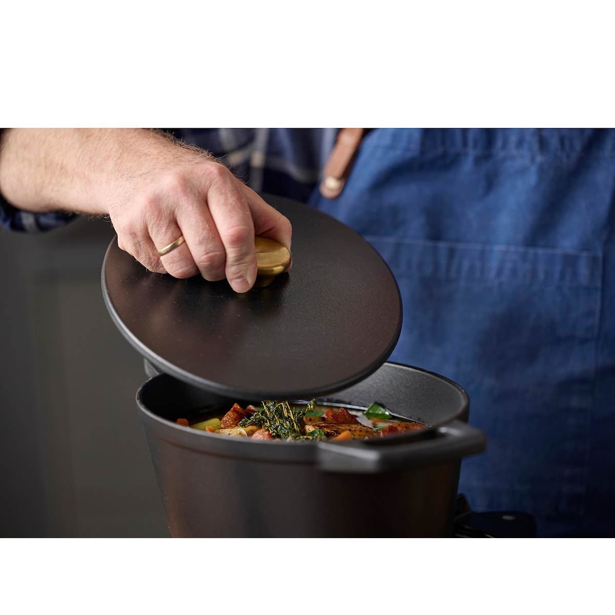 HOLM Cast iron pot Dia 22,5 x 11 cm 3,6 liter Black
