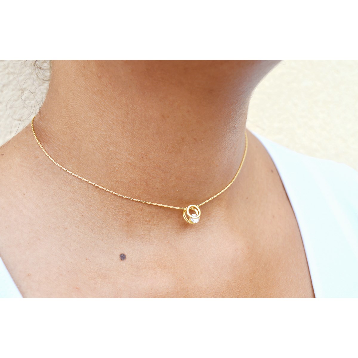 Collier délicat ras du cou pendentif anneaux pierre zirconium doré à l 'or fin