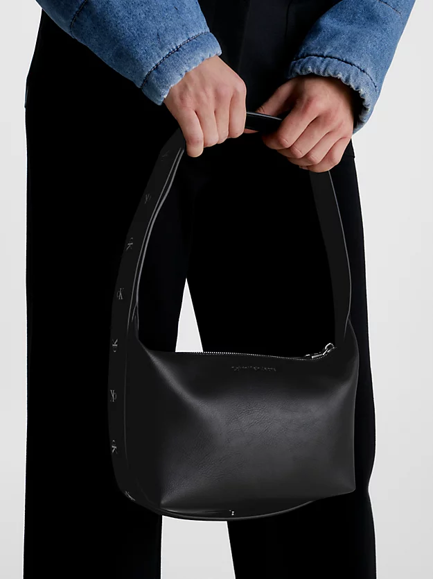 Bolsa de ombro feita de tecido reciclado