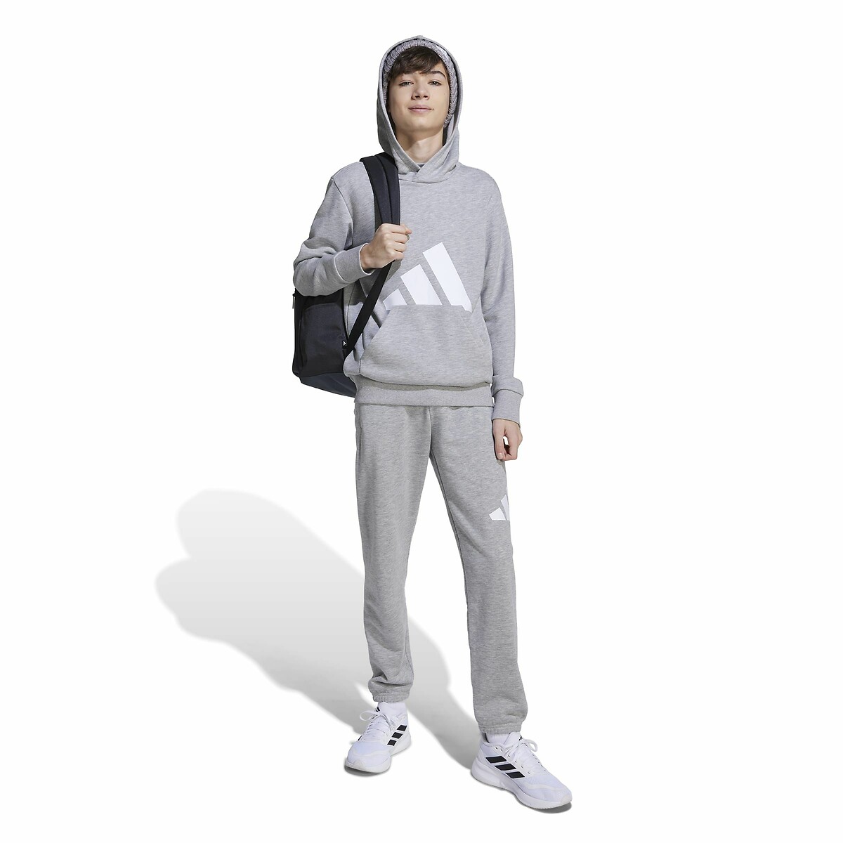 ROUPAS ESPORTIVAS ADIDAS<br>Moletom com capuz de tecido